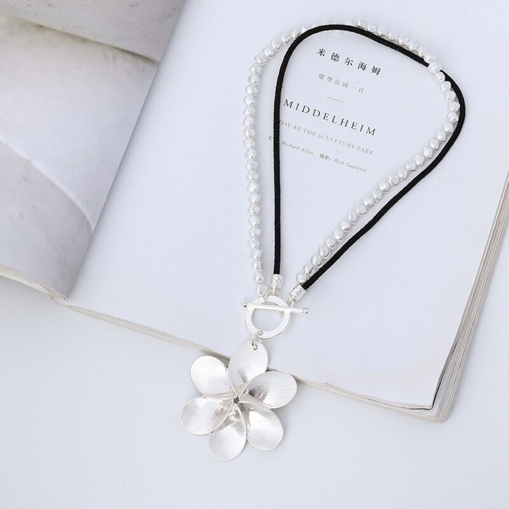 Elegant Flower necklace 🖤🤍